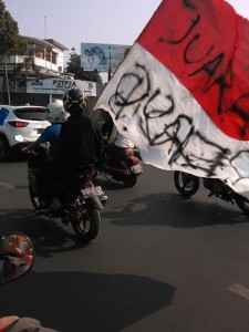 @dulz24 3m3 minutes ago Bendera INDONESIA di coret" oleh bobotoh..lokasi dago, tolong di tertibkan via zahra @PRFMnews @ridwankamil @jokowi 