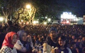 Nonton bareng warga Bandung tercinta pertandingan Persib malam di Cikapundung River Spot. ‪#‎BahagiaItuSederhana‬