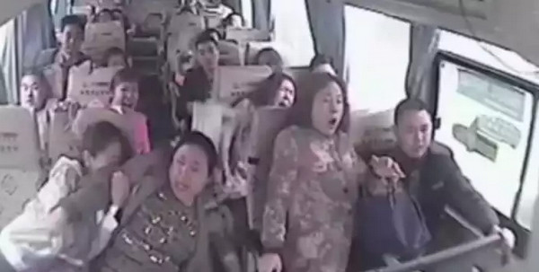 Video Mengerikan! Kecelakaan Bus Jatuh Kejurang Terekam CCTV