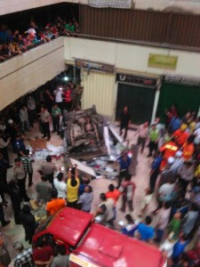 @TitoSoe Mobil box terjatuh di PD Cipulir 