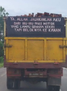 @sahabat1 Jauhkanlah aku dari ibu-ibu yang pake motor yang lampu sen nya....
