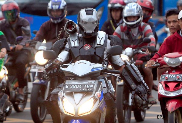 Kisah Superhero Bersepeda Motor Berkeliling Kota Jakarta Untuk Mencari Nafkah