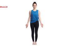 4 Gerakan Yoga Untuk Pemula Yang Wajib Di Kuasai Gerakan pertama senam yoga yaitu Mountain Pose
