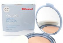 4 Merk Bedak Wardah Untuk Kulit Berminyak Dan Noda Hitam Wardah Lightening Two Way Cake Light Feel untuk kulit cerah